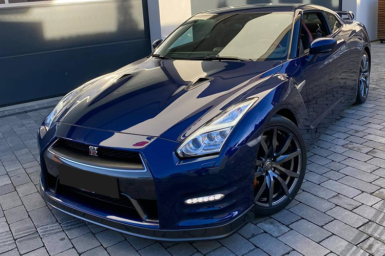 Left view Nissan GTR R35 in Imst