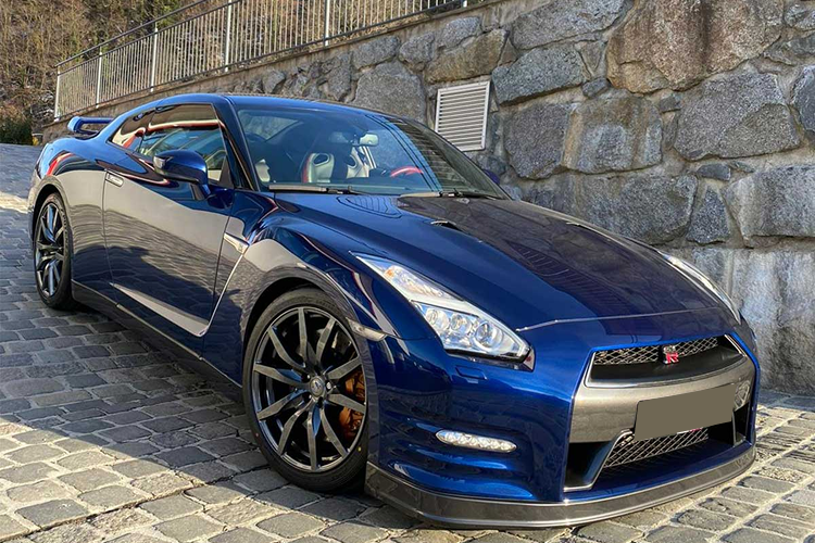 Right view Nissan GTR R35 in Imst
