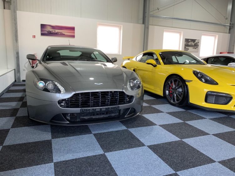 Rent Aston Martin Vantage in Leoben Vorne